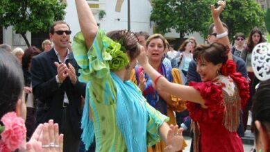Música, verbenas y buen ambiente bañan las calles españolas este fin de semana
