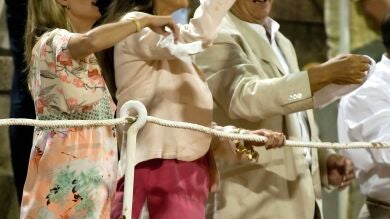 Aplausos a la Infanta Elena en una corrida de toros en Palma