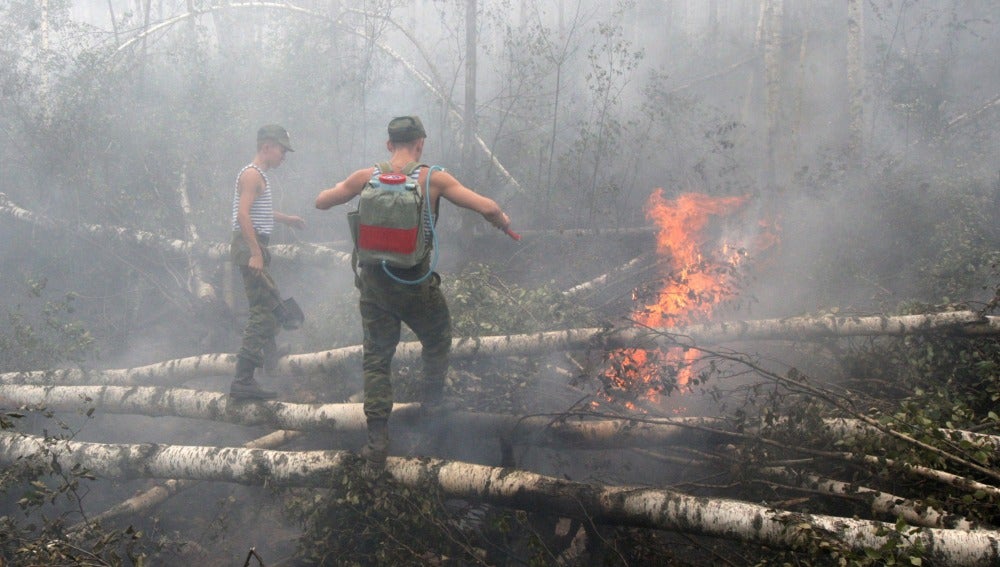 Soldados rusos se preparan para combatir un incendio cerca de Ryabinovka (Rusia)