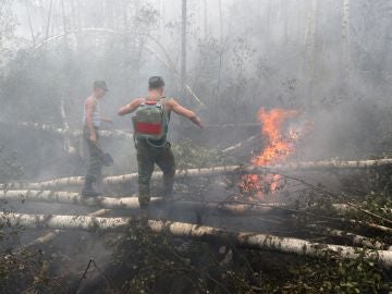 Soldados rusos se preparan para combatir un incendio cerca de Ryabinovka (Rusia) Soldados rusos se preparan para combatir un incendio cerca de Ryabinovka (Rusia)