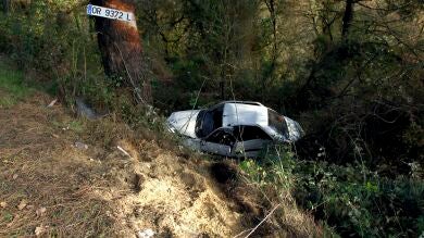 Un muerto y cinco heridos muy graves tras volcar su coche en Ourense