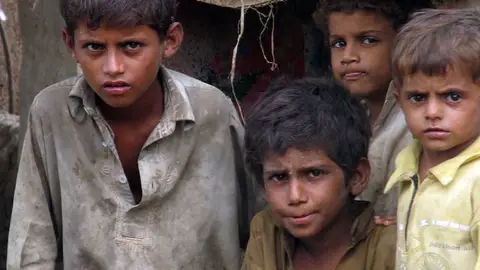 Los niños de Pakistán, en peligro Los niños de Pakistán, en peligro