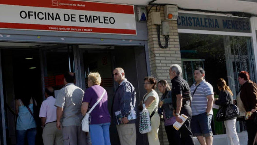 Cola de personas en una oficina de empleo