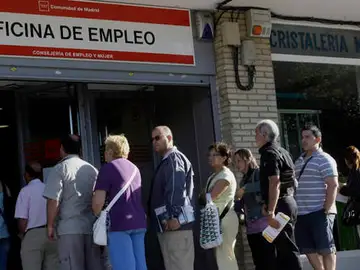 Cola de personas en una oficina de empleo Cola de personas en una oficina de empleo