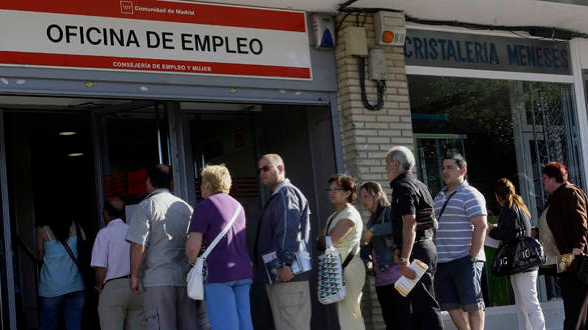 Cola de personas en una oficina de empleo