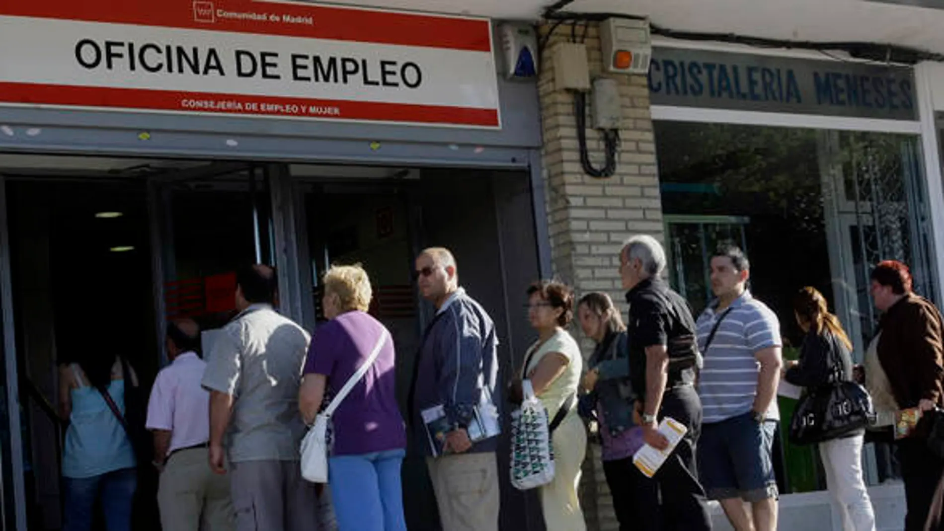 Cola de personas en una oficina de empleo Cola de personas en una oficina de empleo