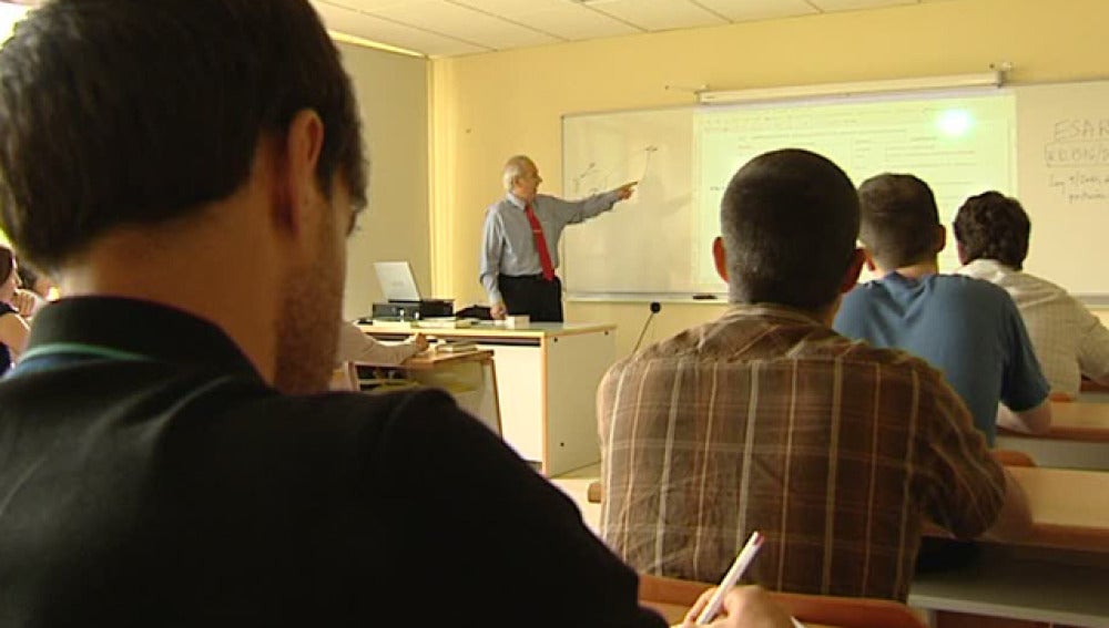 Futuros controladores aéreos en clase