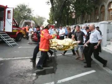 Trasladan un enfermo con quemaduras tras la explosión Trasladan un enfermo con quemaduras tras la explosión