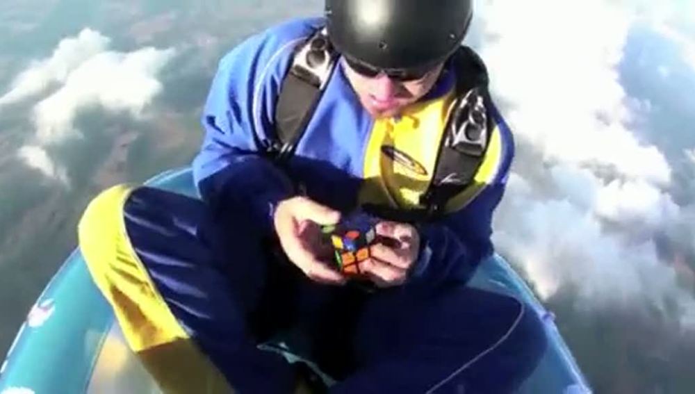 Resuelve un cubo de Rubik en el aire