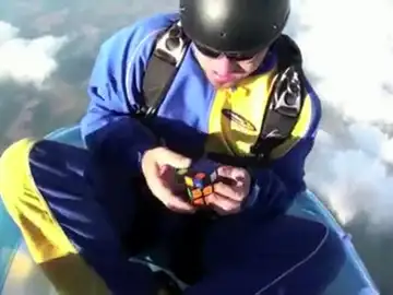 Resuelve un cubo de Rubik en el aire Resuelve un cubo de Rubik en el aire