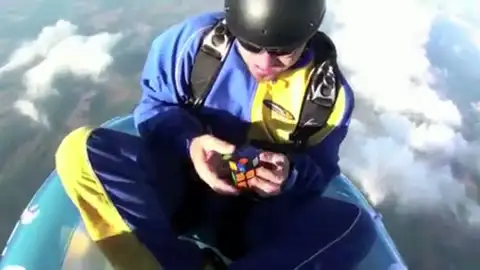 Resuelve un cubo de Rubik en el aire Resuelve un cubo de Rubik en el aire