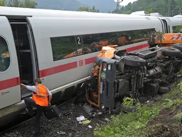 Descarrila un tren en Alemania tras chocar contra un camión Descarrila un tren en Alemania tras chocar contra un camión