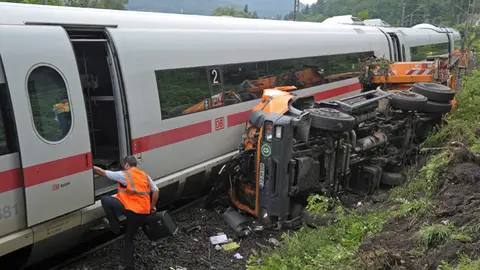 Descarrila un tren en Alemania tras chocar contra un camión Descarrila un tren en Alemania tras chocar contra un camión