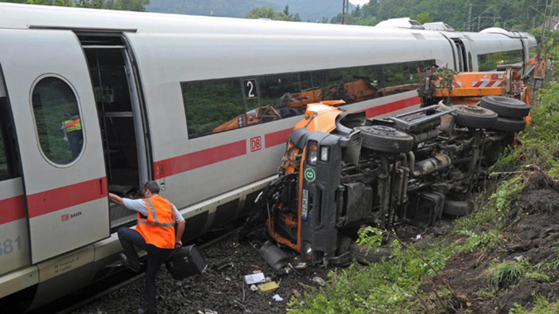 Descarrila un tren en Alemania tras chocar contra un camión