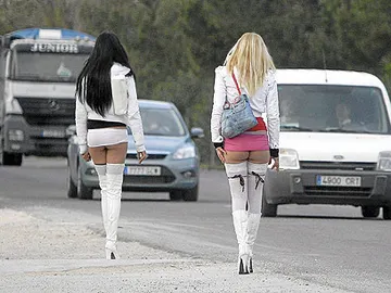 Dos prostitutas junto a la carretera Dos prostitutas junto a la carretera