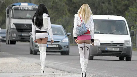 Dos prostitutas junto a la carretera Dos prostitutas junto a la carretera