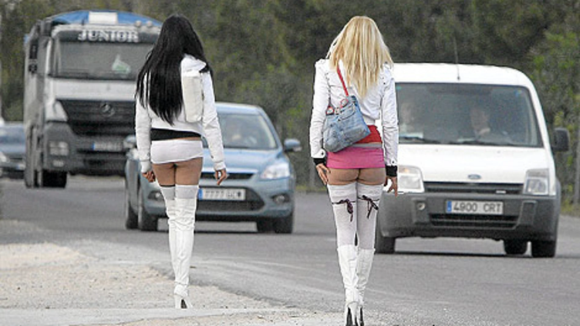 Dos prostitutas junto a la carretera Dos prostitutas junto a la carretera