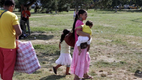 Inmigrantes rumanos de origen gitano en un campamento