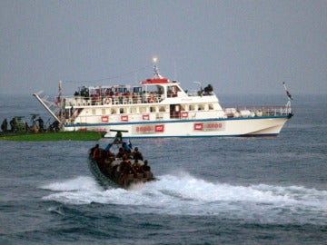 Soldados israelíes interceptan un barco que se dirige a Gaza