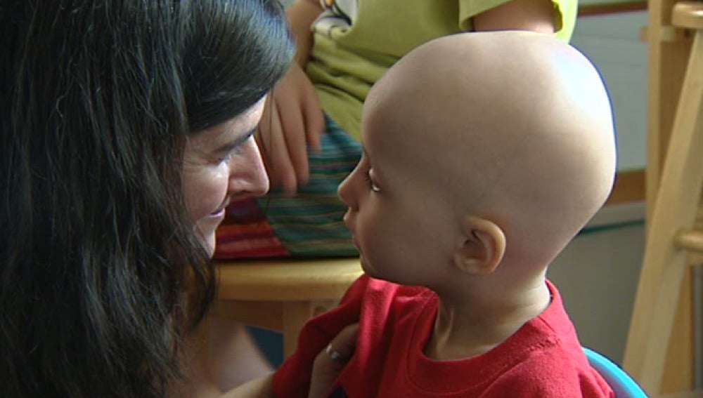 Un niño con cáncer, junto a un familiar