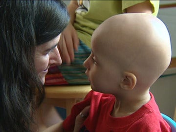 Un niño con cáncer, junto a un familiar