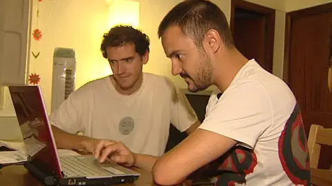 Jóvenes consultando una página de Internet Jóvenes consultando una página de Internet