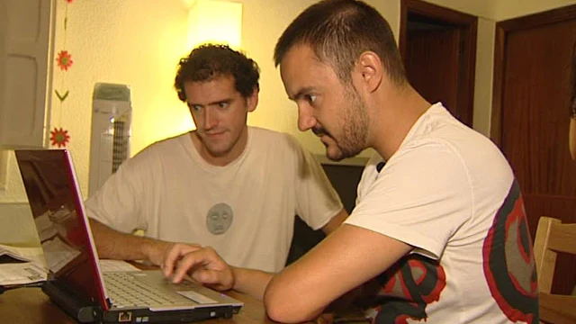 Jóvenes consultando una página de Internet Jóvenes consultando una página de Internet