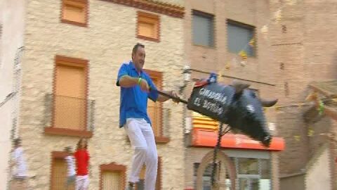 Los pueblos cambian las vaquillas por murlacos de madera