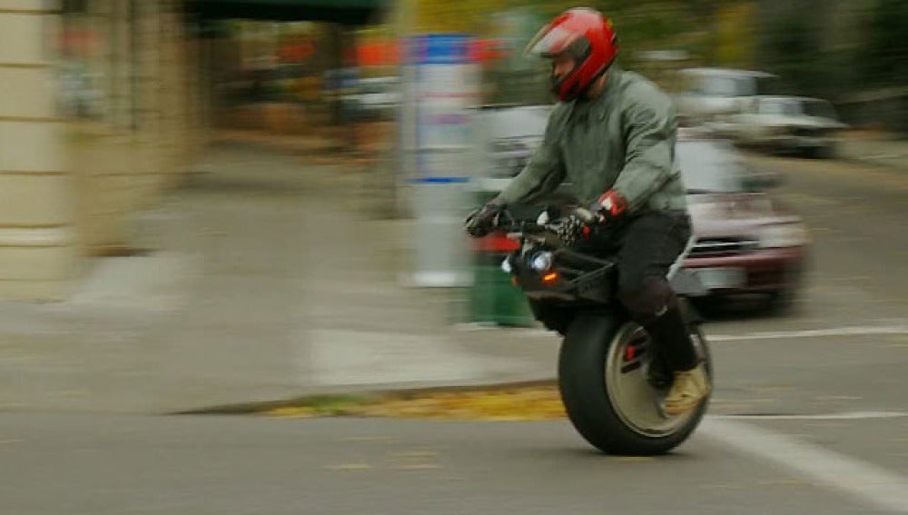 Una moto que va sobre rueda