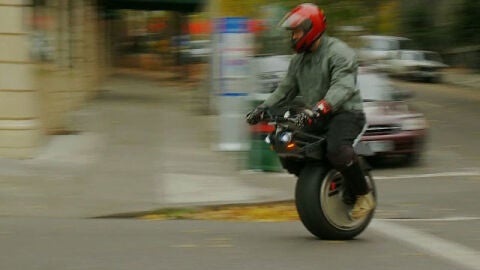 Una moto que va sobre rueda