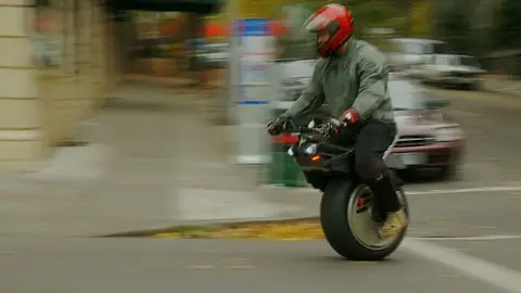 Una moto que va sobre rueda Una moto que va sobre rueda