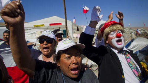Familiares de los mineros celebran la entrada de las m&aacute;quinas