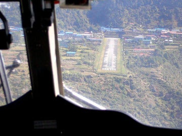 Vistas del aeropuerto de Lukla