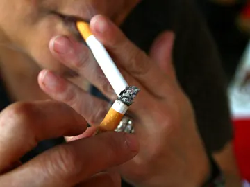 Una persona fumando Una persona fumando