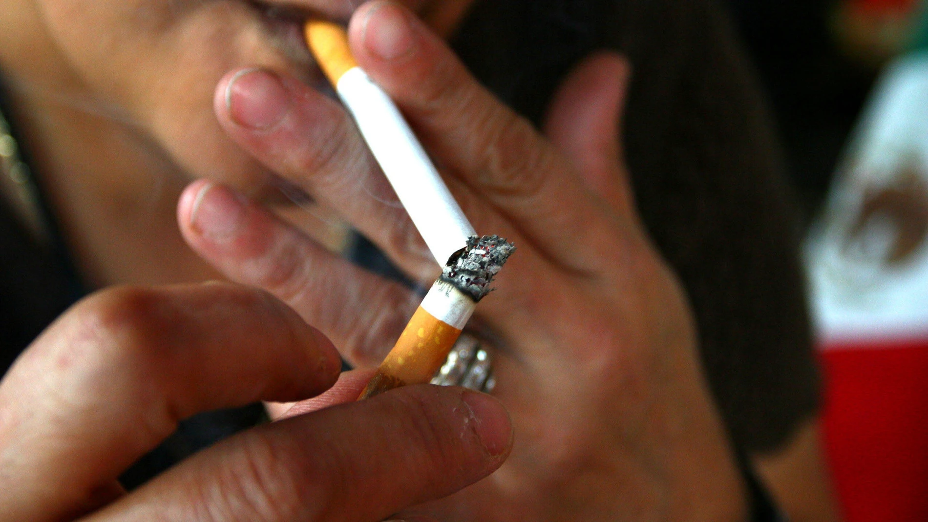 Una persona fumando Una persona fumando