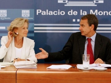 Elena Salgado comparece junto a Zapatero