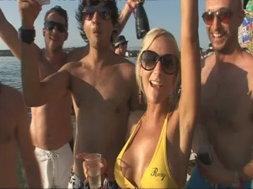 Jóvenes celebrando una fiesta en la playa Jóvenes celebrando una fiesta en la playa