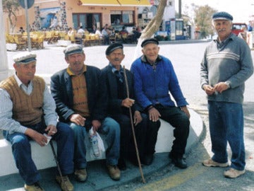 Un grupo de ancianos Griegos en la plaza del pueblo