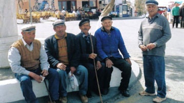 Un grupo de ancianos Griegos en la plaza del pueblo