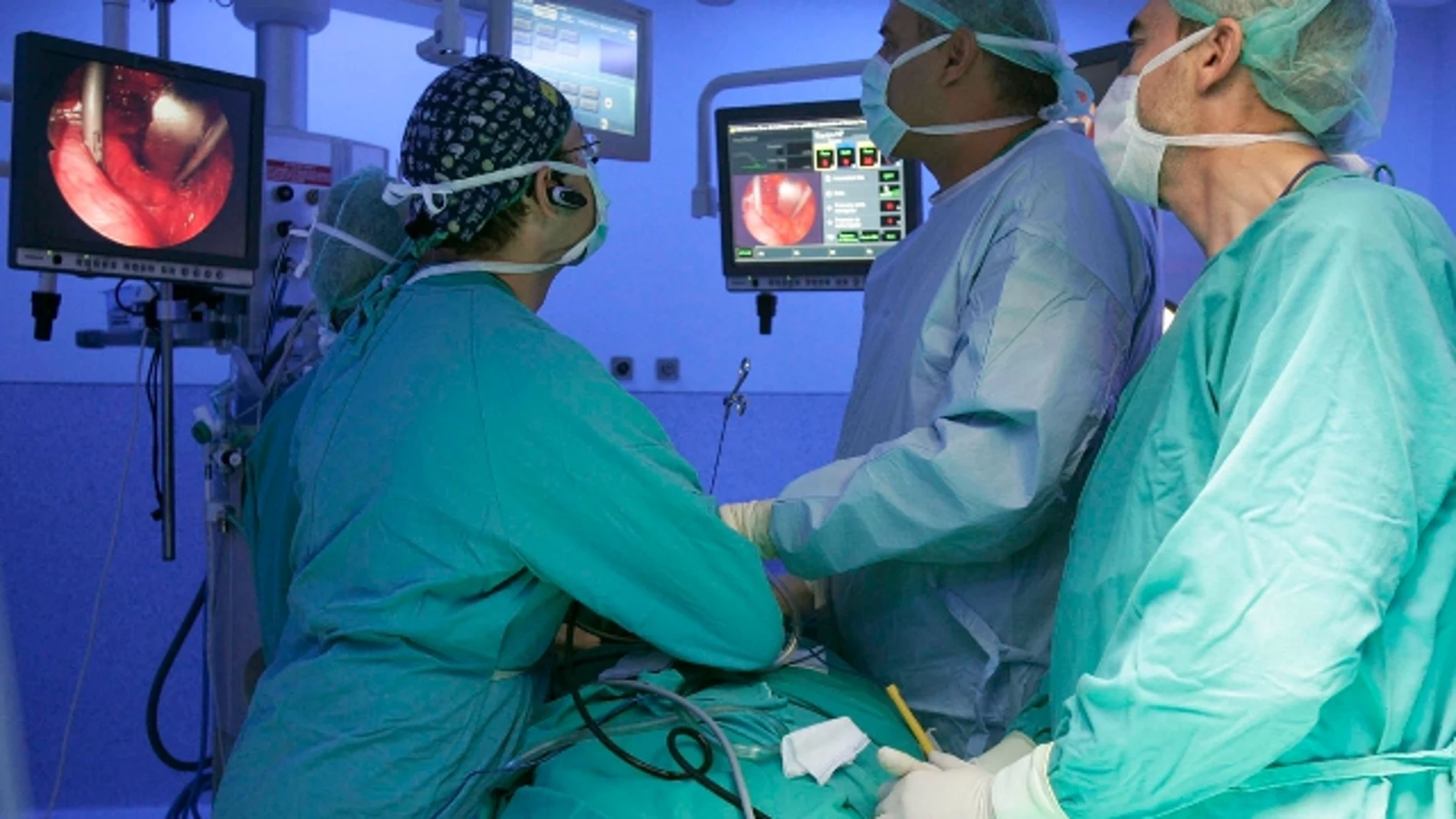 Cirujanos durante una operación Cirujanos durante una operación