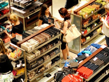 Mujeres comprando en un centro comercial