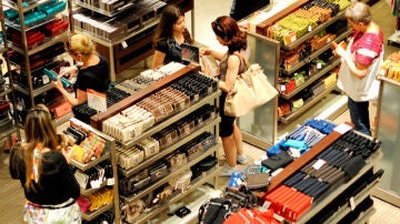 Mujeres comprando en un centro comercial
