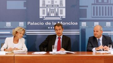 Elena Salgado, José Luis Rodríguez Zapatero, Manuel Chaves comparecen en la Moncloa