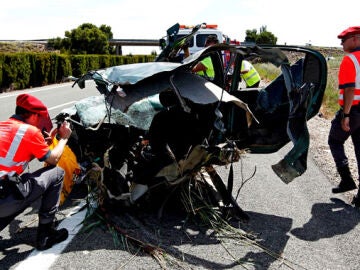 Efectivos de la Policia Foral de Navarra realizan el atestado tras un accidente 