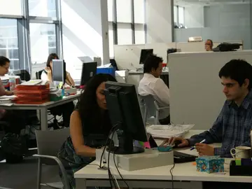 Trabajando en una oficina Trabajando en una oficina