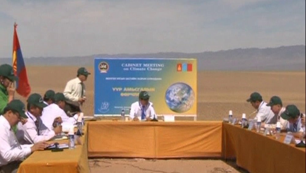 Bajo el sol del desierto para concienciar sobre el cambio climático