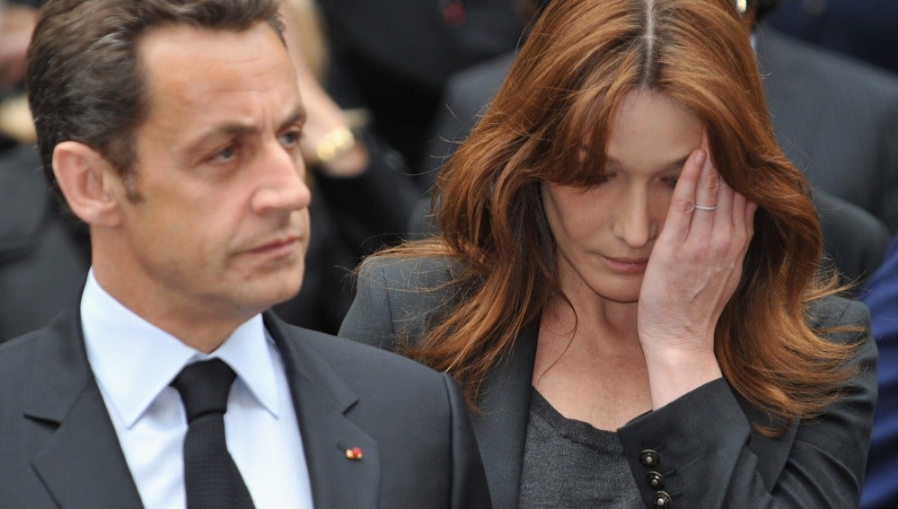 Un periódico iraní llama prostituta a Carla Bruni