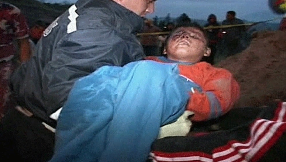 Niño rescatado de un autobús en Ecuador