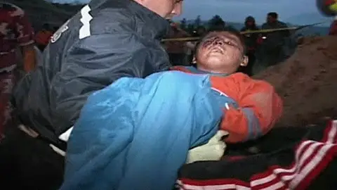 Niño rescatado de un autobús en Ecuador Niño rescatado de un autobús en Ecuador