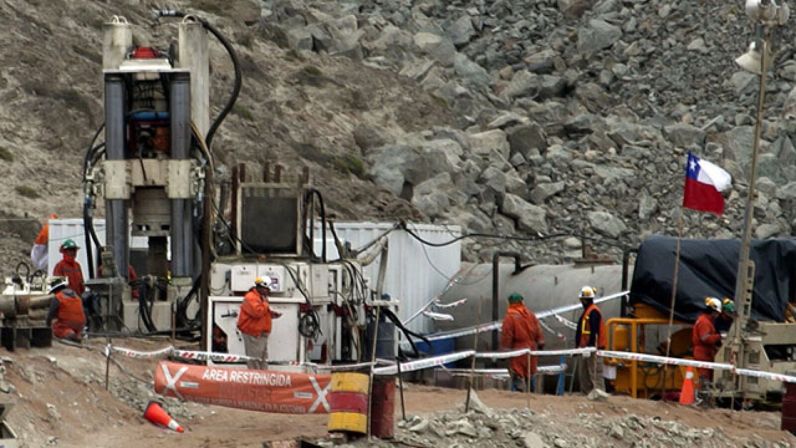 Reanudan los trabajos de perforación en la mina de Chile para rescatar a los mineros